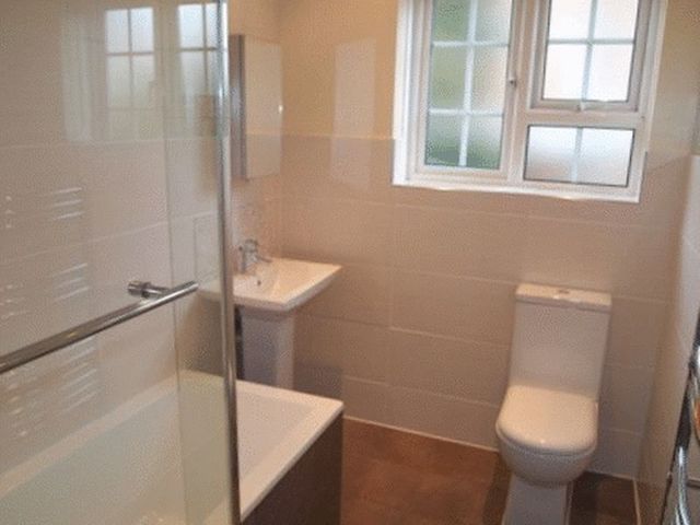  Image of 2 bedroom Flat to rent in South Street Epsom KT18 at South Street  Epsom, KT18 7QF