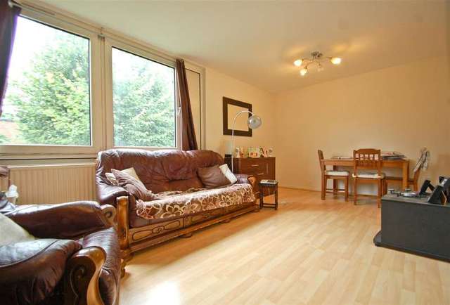  Image of 3 bedroom Apartment to rent in Evenwood Close London SW15 at East Putney, SW15 2DA
