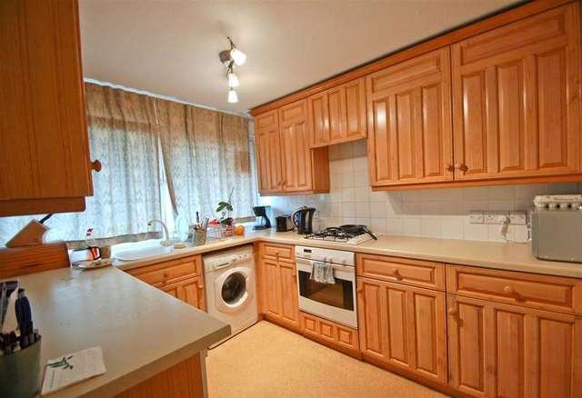  Image of 3 bedroom Apartment to rent in Evenwood Close London SW15 at East Putney, SW15 2DA