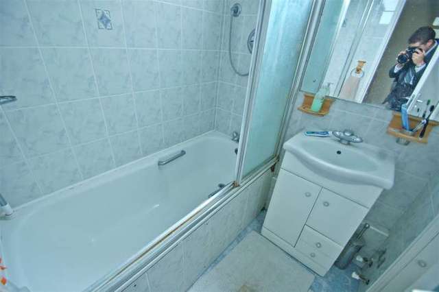  Image of 3 bedroom Apartment to rent in Evenwood Close London SW15 at East Putney, SW15 2DA