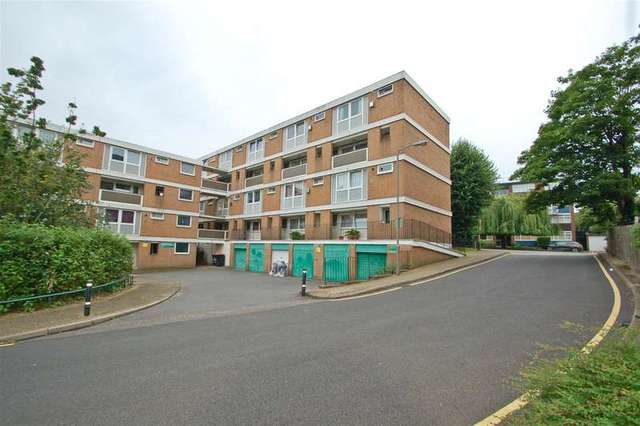  Image of 3 bedroom Apartment to rent in Evenwood Close London SW15 at East Putney, SW15 2DA