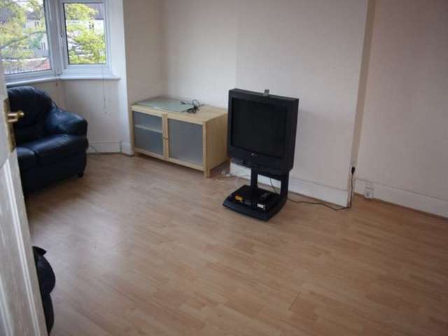  Image of 2 bedroom Maisonette to rent in Fairfield Crescent Edgware HA8 at EDGWARE EDGWARE, HA8 9AL