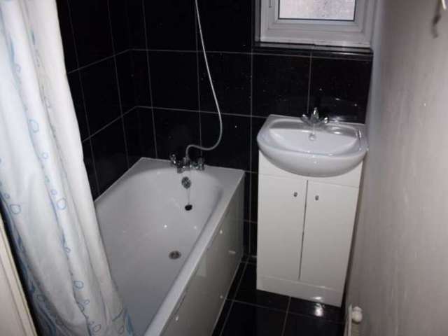  Image of 2 bedroom Maisonette to rent in Fairfield Crescent Edgware HA8 at EDGWARE EDGWARE, HA8 9AL