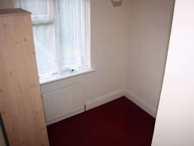  Image of 2 bedroom Maisonette to rent in Fairfield Crescent Edgware HA8 at EDGWARE EDGWARE, HA8 9AL