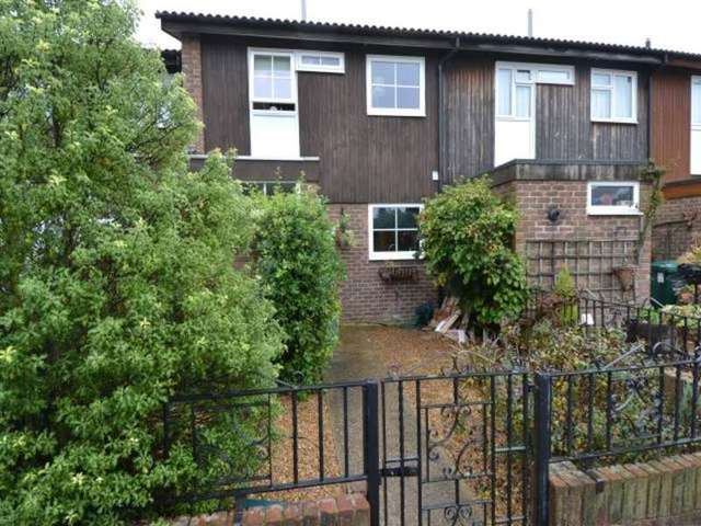  Image of 3 bedroom Terraced house to rent in Farrier Close Sunbury-on-Thames TW16 at Lower Sunbury Sunbury on Thames Sunbury, TW16 6NJ