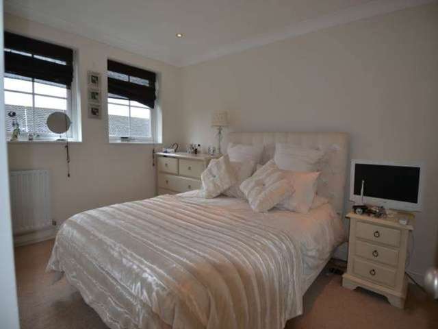  Image of 3 bedroom Terraced house to rent in Farrier Close Sunbury-on-Thames TW16 at Lower Sunbury Sunbury on Thames Sunbury, TW16 6NJ