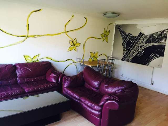  Image of 3 bedroom Detached house to rent in Galleons Drive Barking IG11 at Galleons Drive Barking Barking, IG11 0GU