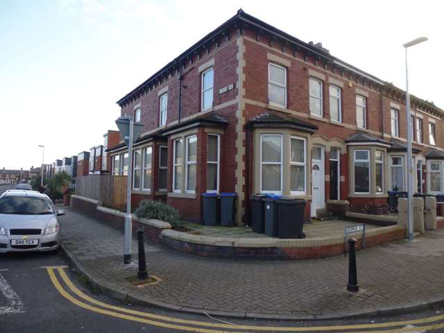  Image of 2 bedroom Flat to rent in George Street Blackpool FY1 at Blackpool  Blackpool, FY1 3SF