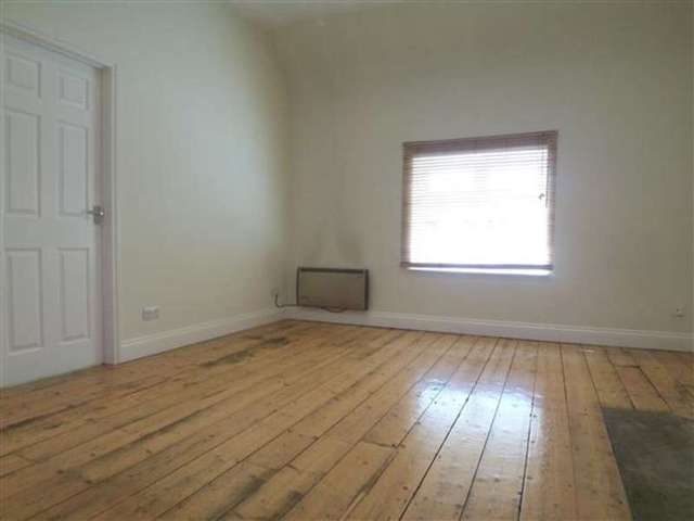  Image of 1 bedroom Apartment to rent in Goldings Hill Loughton IG10 at Loughton, IG10 2RW