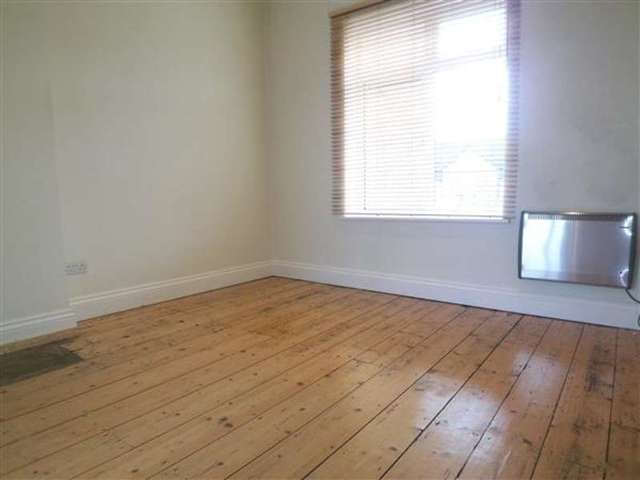  Image of 1 bedroom Apartment to rent in Goldings Hill Loughton IG10 at Loughton, IG10 2RW