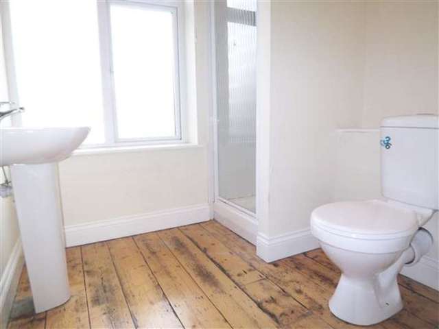  Image of 1 bedroom Apartment to rent in Goldings Hill Loughton IG10 at Loughton, IG10 2RW