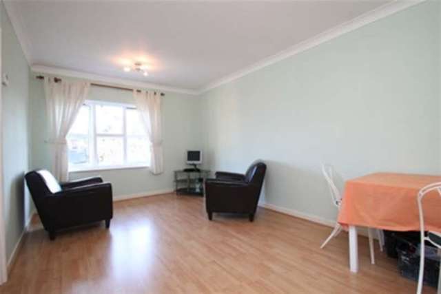  Image of 2 bedroom Flat to rent in Halley Gardens London SE13 at London, SE13 5PA