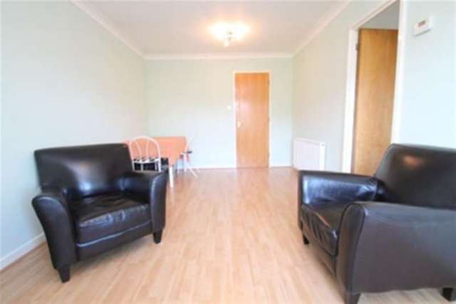  Image of 2 bedroom Flat to rent in Halley Gardens London SE13 at London, SE13 5PA