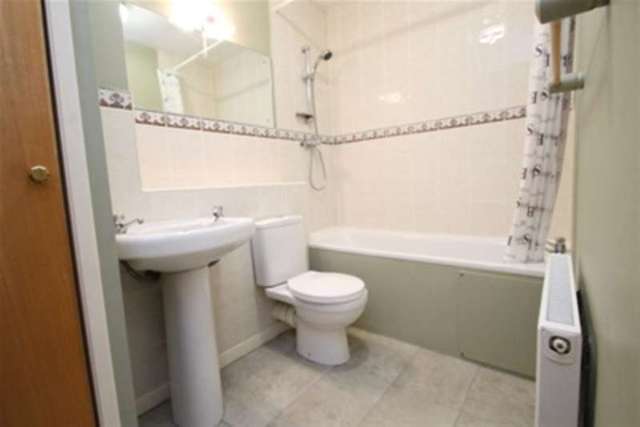  Image of 2 bedroom Flat to rent in Halley Gardens London SE13 at London, SE13 5PA