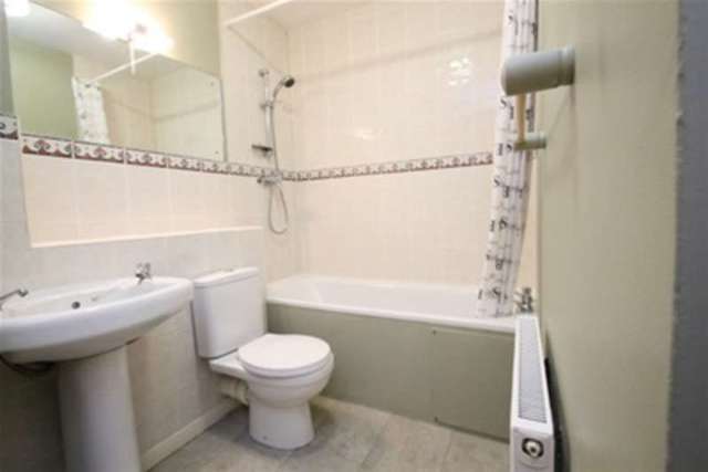  Image of 2 bedroom Flat to rent in Halley Gardens London SE13 at London, SE13 5PA