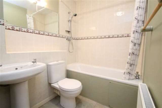  Image of 2 bedroom Flat to rent in Halley Gardens London SE13 at London, SE13 5PA