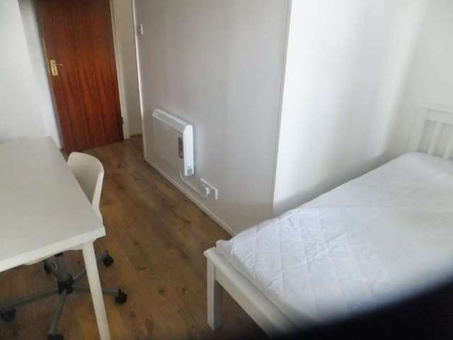  Image of 4 bedroom Ground Flat for sale in Cornwallis Crescent Portsmouth PO1 at Cornwallis Crescent Portsmouth Hants, PO1 4DA