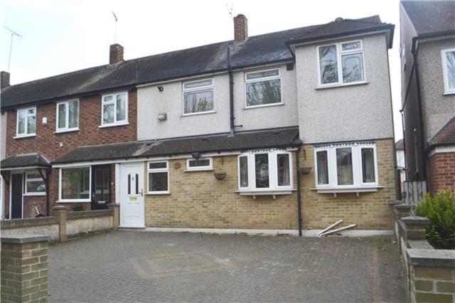  Image of 4 bedroom Semi-Detached house to rent in Avenue Road Harold Wood Romford RM3 at Harold Wood Romford Harold Wood, RM3 0SU