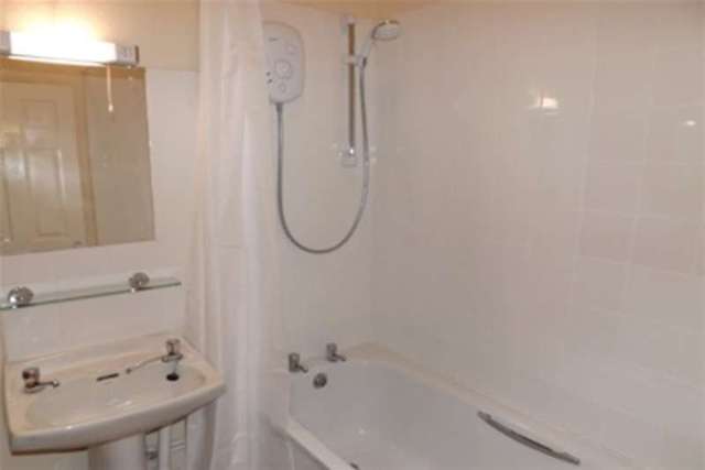  Image of 2 bedroom Flat to rent in Haystone Place Plymouth PL1 at Plymouth, PL1 5DU