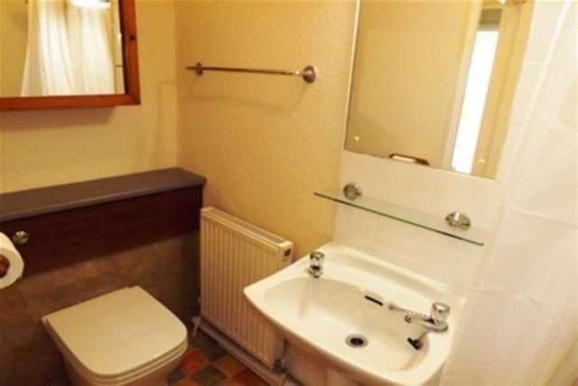  Image of 2 bedroom Flat to rent in Haystone Place Plymouth PL1 at Plymouth, PL1 5DU