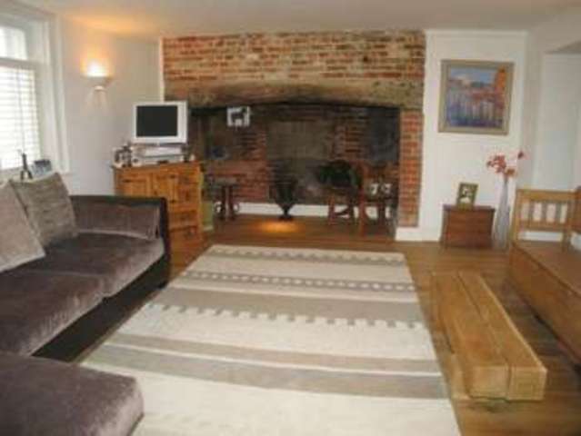  Image of 1 bedroom Flat to rent in High Street Bramley Guildford GU5 at 2 High Street,  Bramley, GU5 0HB