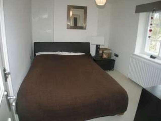  Image of 1 bedroom Flat to rent in High Street Bramley Guildford GU5 at 2 High Street,  Bramley, GU5 0HB