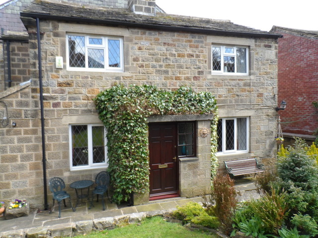  Image of 2 bedroom Cottage to rent in Holland Mount Bramhope Leeds LS16 at Holland Mount Bramhope Leeds, LS16 9BB