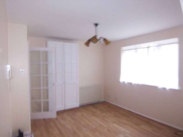  Image of 1 bedroom Apartment to rent in Grinstead Road London SE8 at Inwen Court, Grinstead Road Deptford London, SE8 5BJ