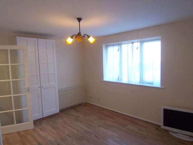  Image of 1 bedroom Apartment to rent in Grinstead Road London SE8 at Inwen Court, Grinstead Road Deptford London, SE8 5BJ