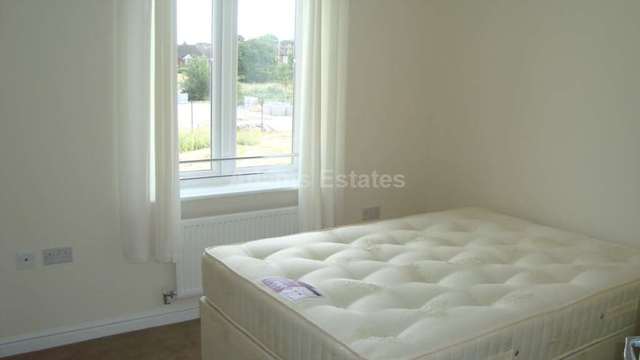  Image of 2 bedroom Apartment to rent in Regis Park Road Earley Reading RG6 at Kennet House Regis Park Road Reading, RG6 7AE