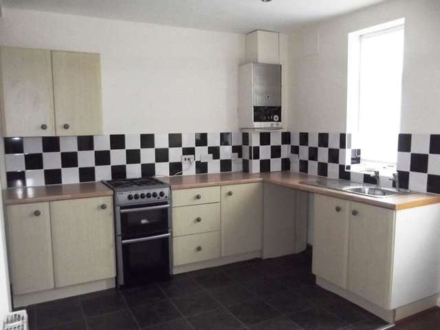  Image of 3 bedroom Town House to rent in Longroyd Street North Leeds LS11 at Beeston Leeds West Yorkshire, LS11 5EY
