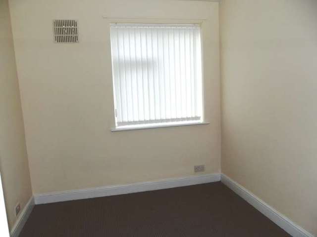  Image of 3 bedroom Town House to rent in Longroyd Street North Leeds LS11 at Beeston Leeds West Yorkshire, LS11 5EY