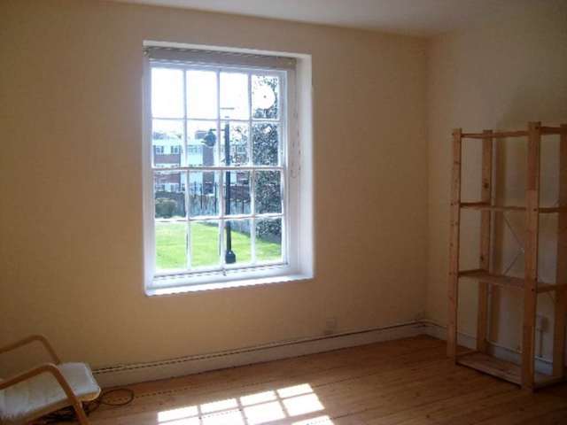  Image of 2 bedroom Apartment to rent in Loughborough Estate London SW9 at Loughborough Estate, Loughborough Rd  London, SW9 7SJ