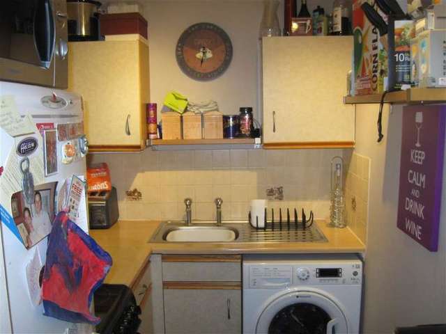  Image of Studio flat for sale in Meon Close Petersfield GU32 at Petersfield Hampshire Petersfield, GU32 3DW