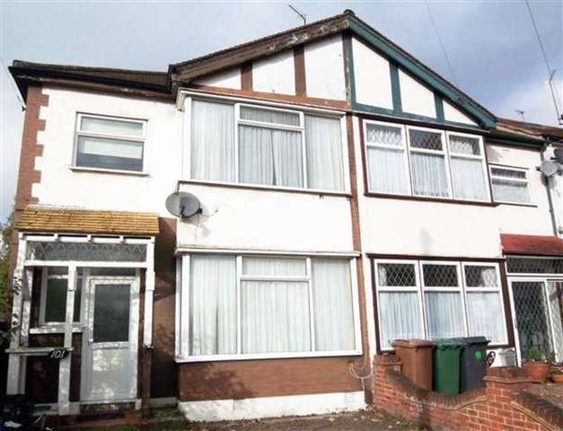 Image of 3 bedroom End of Terrace to rent in Middleton Avenue London E4 at Chingford, E4 8EE