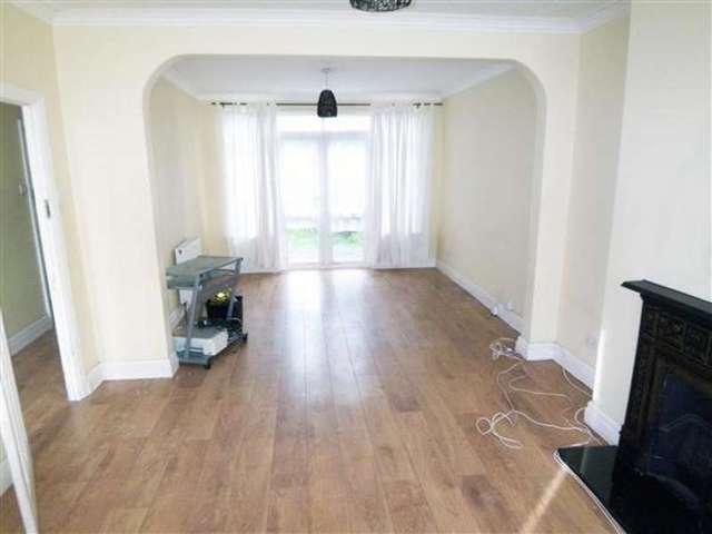  Image of 3 bedroom End of Terrace to rent in Middleton Avenue London E4 at Chingford, E4 8EE