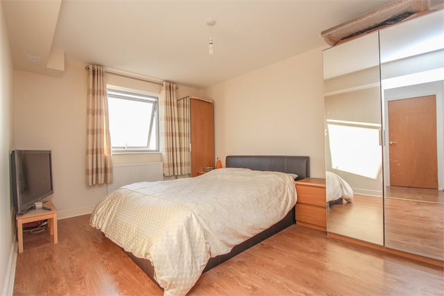  Image of 2 bedroom Flat to rent in Millicent Grove London N13 at Palmers Green, N13 6HS