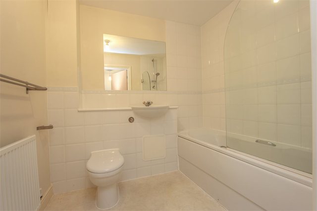  Image of 2 bedroom Flat to rent in Millicent Grove London N13 at Palmers Green, N13 6HS