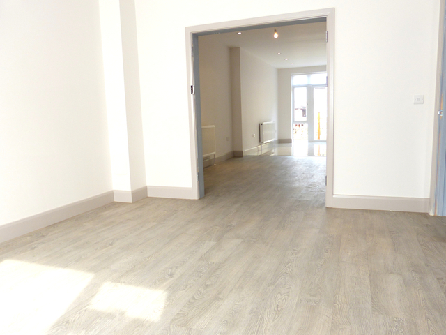  Image of 5 bedroom Semi-Detached house to rent in Montpelier Rise London NW11 at GOLDERS GREEN  London, NW11 9SS