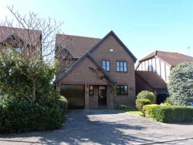  Image of 4 bedroom Detached house for sale in Norfolk Chase Warfield Bracknell RG42 at Warfield Newell Green, RG42 3XN