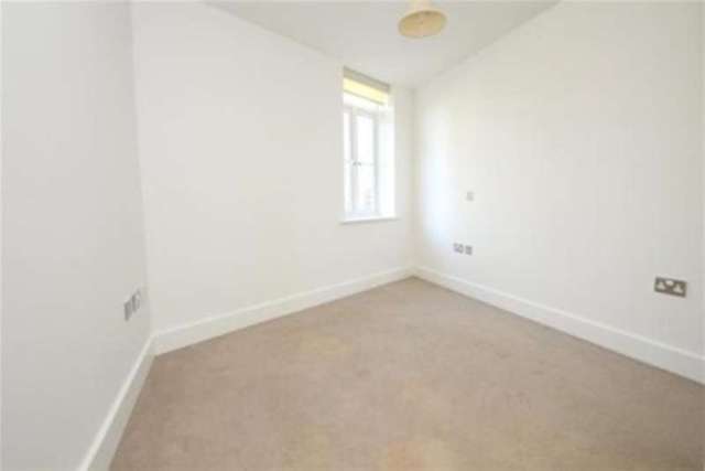  Image of 2 bedroom Property to rent in Oakwood Avenue Beckenham BR3 at Beckenham, BR3 6AB