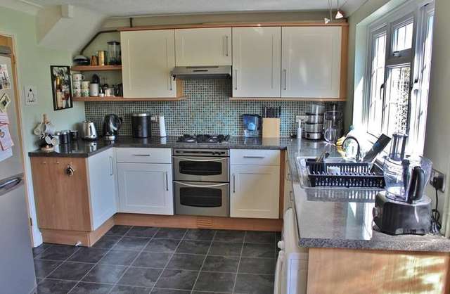  Image of 3 bedroom Terraced house to rent in Orchard Estate Twyford Reading RG10 at Twyford  Reading, RG10 9LB