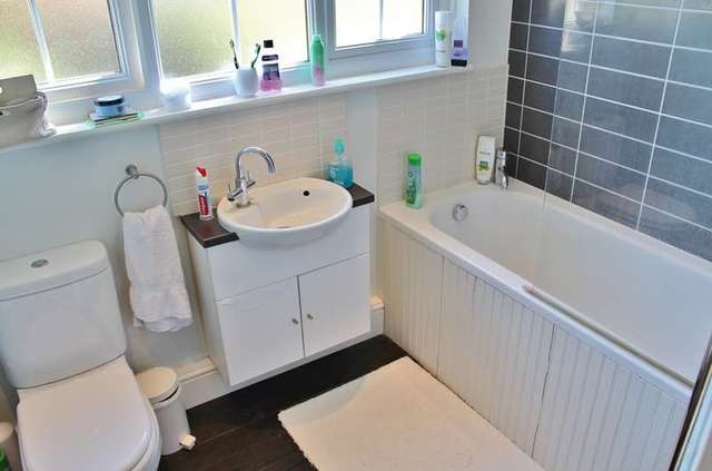  Image of 3 bedroom Terraced house to rent in Orchard Estate Twyford Reading RG10 at Twyford  Reading, RG10 9LB