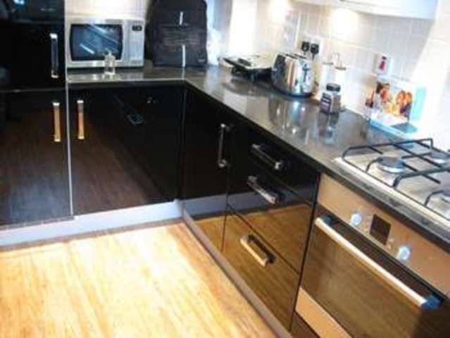  Image of 2 bedroom Terraced house to rent in Goodworth Road Redhill RH1 at Redhill, RH1 1TE