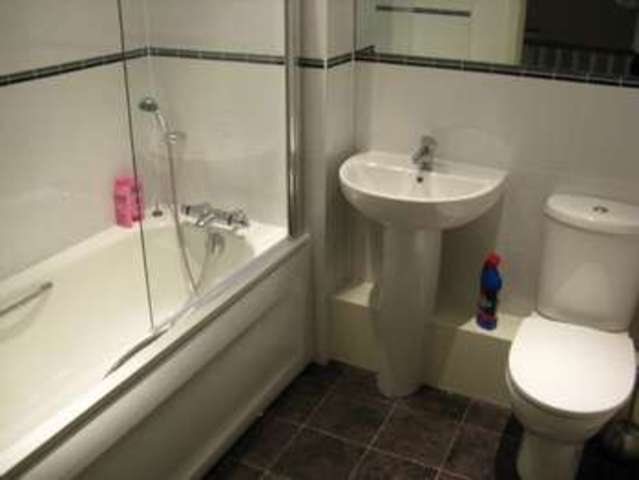 Image of 2 bedroom Terraced house to rent in Goodworth Road Redhill RH1 at Redhill, RH1 1TE