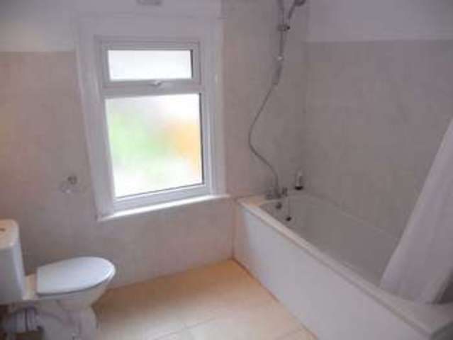  Image of 1 bedroom Flat to rent in Brighton Road Redhill RH1 at Redhill, RH1 6PS