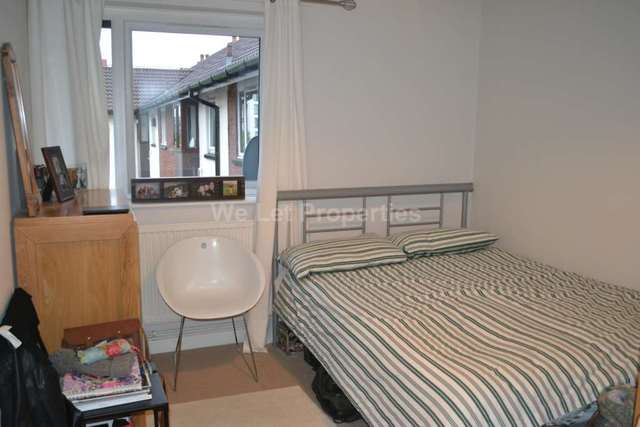  Image of 2 bedroom Apartment to rent in Canterbury Gardens Salford M5 at Canterbury Gardens Eccles New Road Salford, M5 5AE