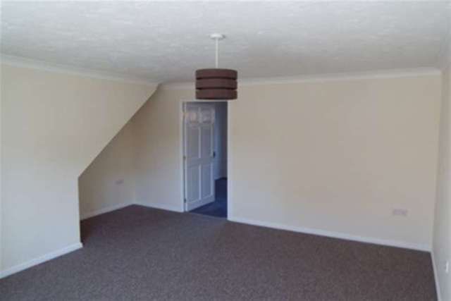  Image of 3 bedroom Detached house to rent in Seaview Road Cowes PO31 at Cowes, PO31 7UY