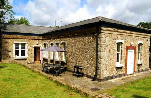  Image of 3 bedroom Cottage to rent in Shooters Hill Road London SE18 at Shooters Hill Road Blackheath London, SE18 4LP