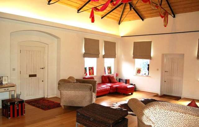  Image of 3 bedroom Cottage to rent in Shooters Hill Road London SE18 at Shooters Hill Road Blackheath London, SE18 4LP